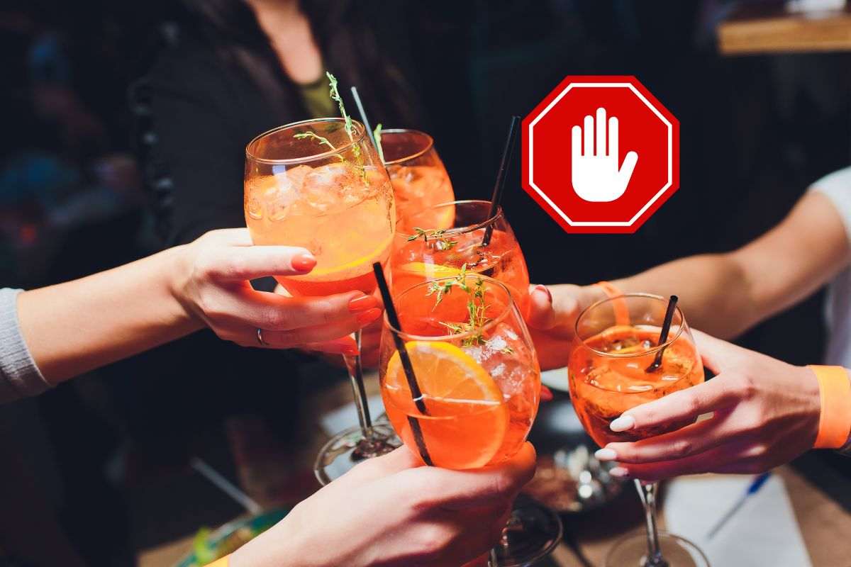 Amici brindano con uno Spritz