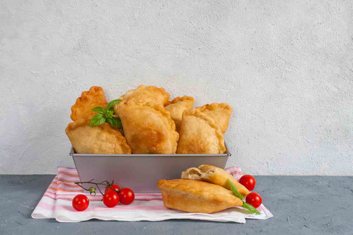 un cesto di panzerotti fritti