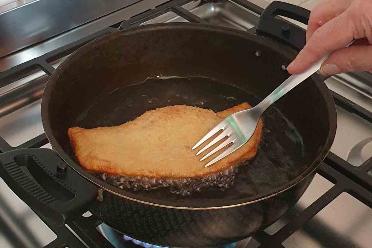 panzerotto che frigge in una teglia