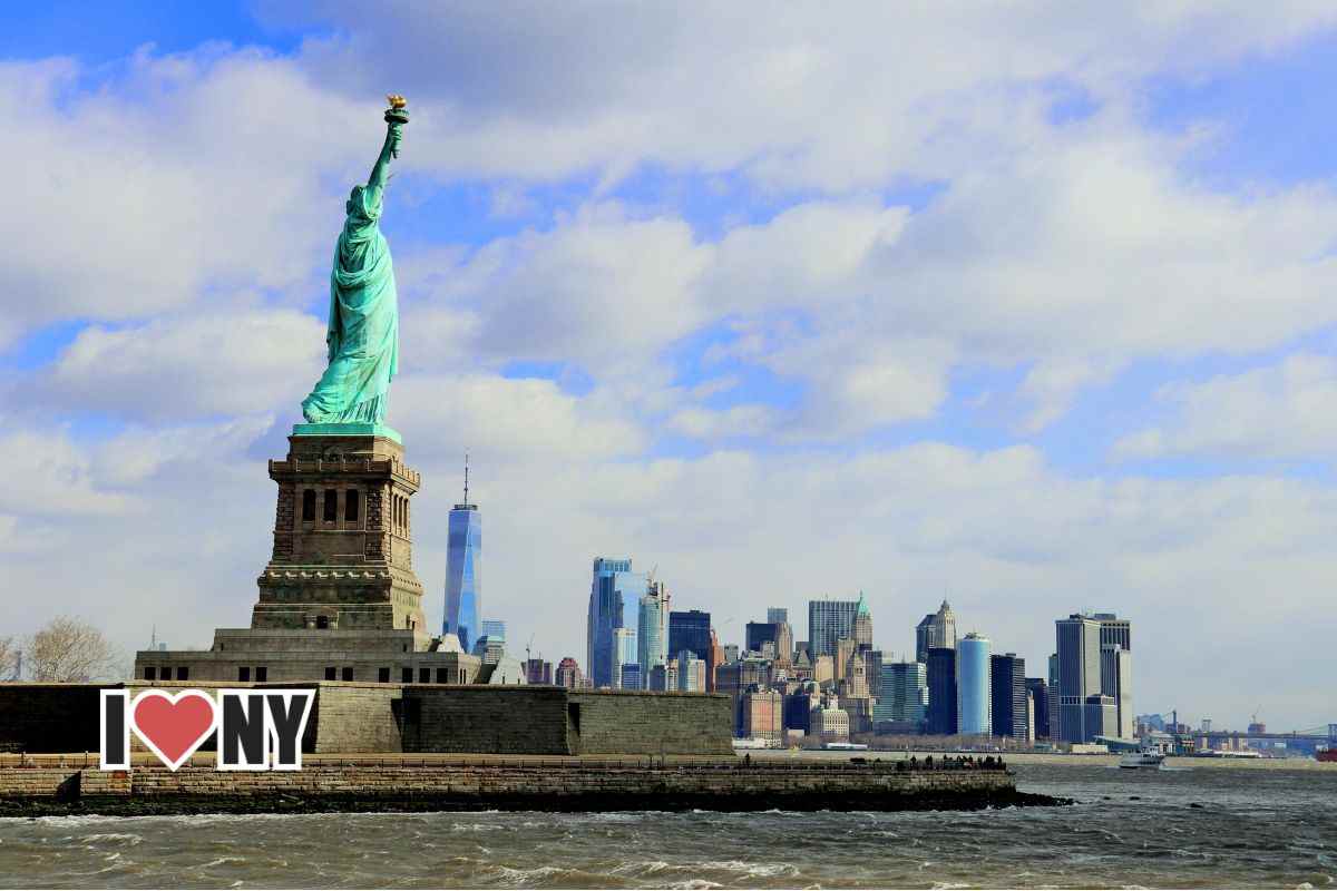 la statua della libertà e uno scorcio di New York