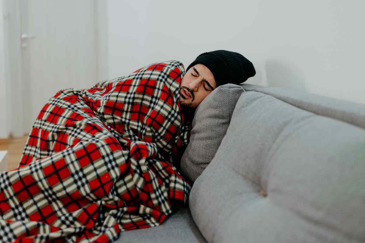 uomo dorme male sul divano