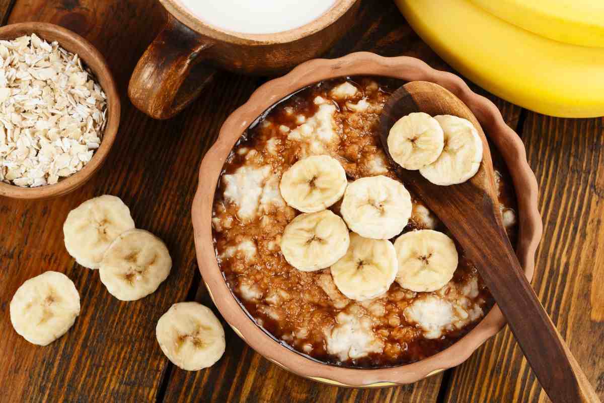 Porridge avena cioccolato e banane