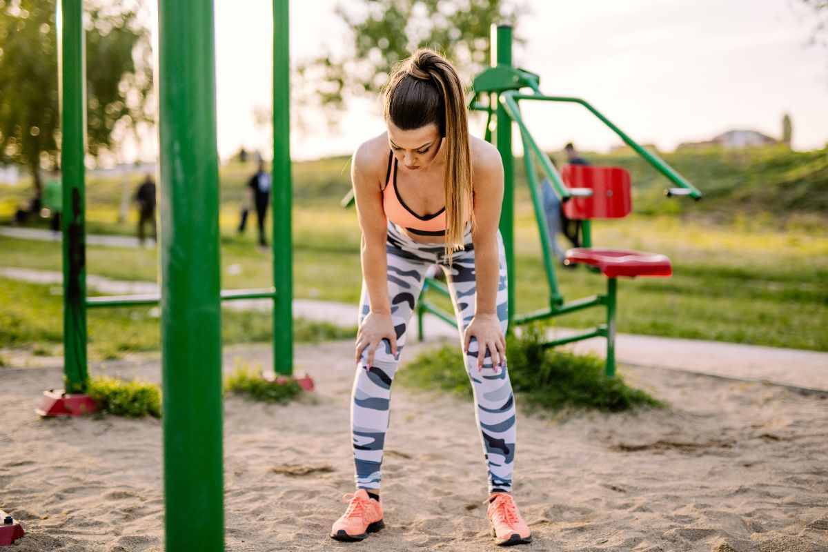 Ragazza fatica durante l'allenamento