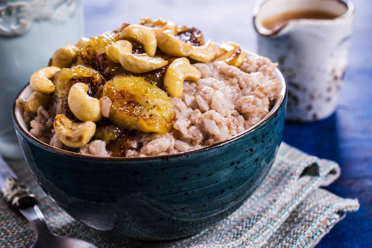 Un buon porridge ricco di ingredienti