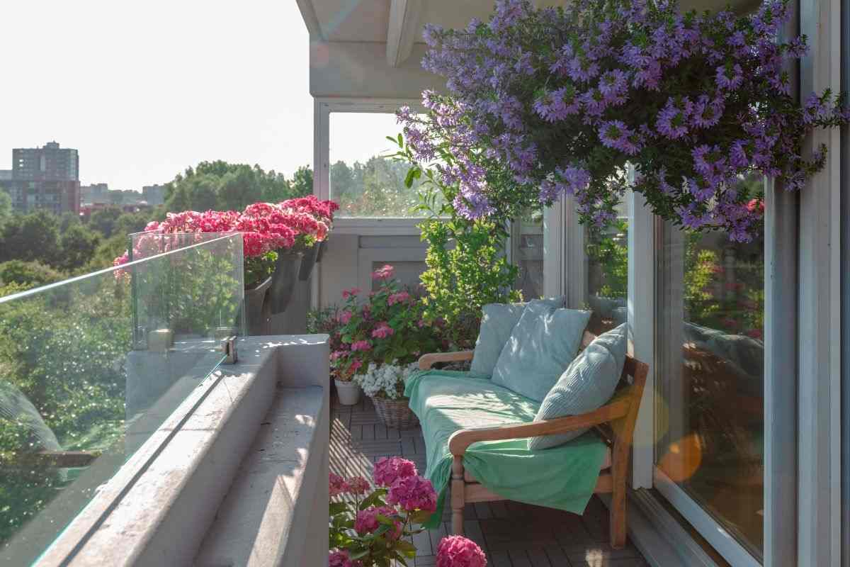 Balcone pieno di piante colorate