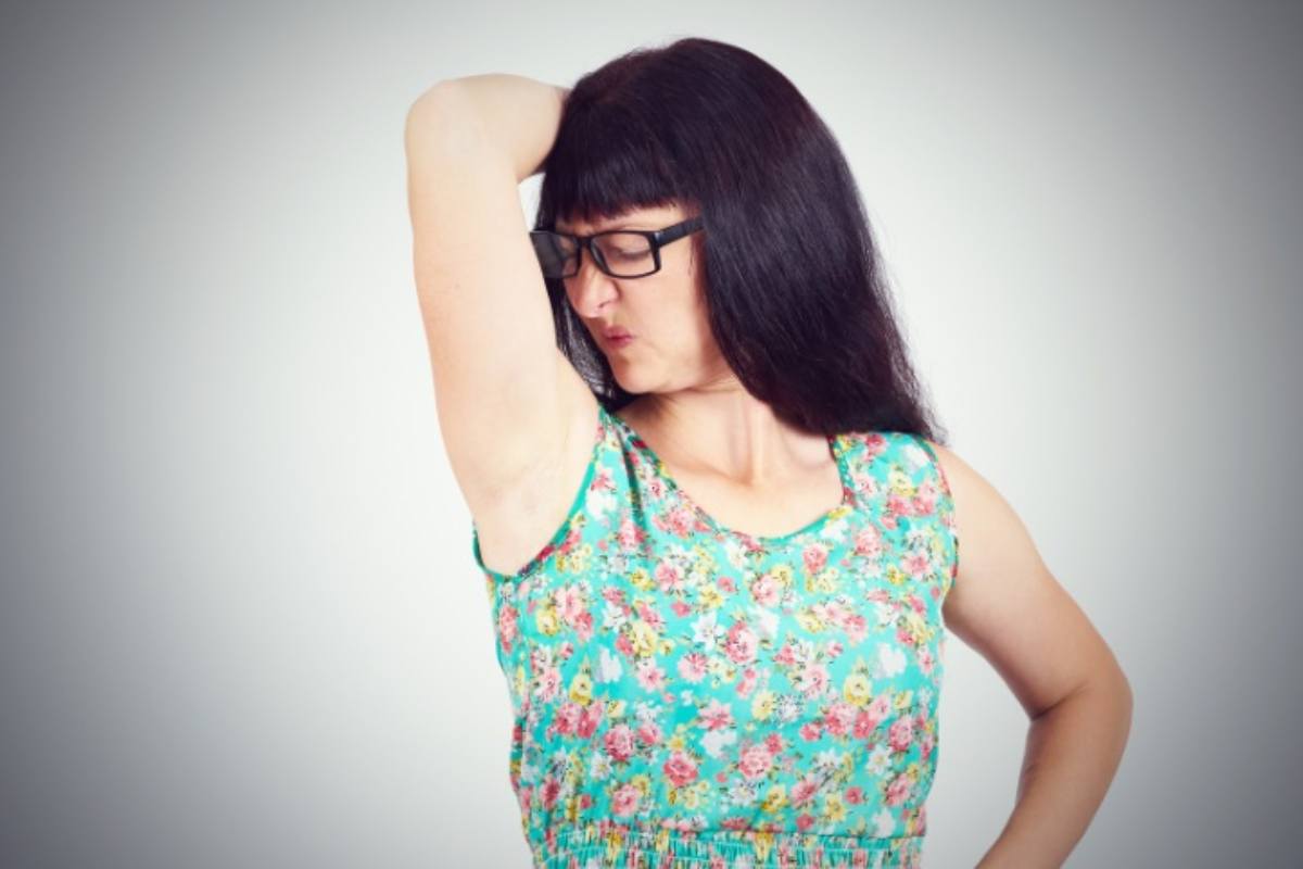 Donna si annusa l'ascella