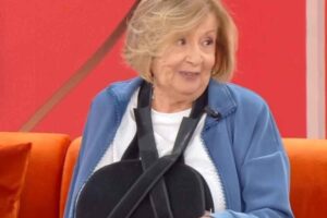 Anna Moroni in tv col tutore al braccio