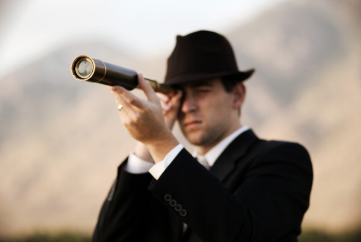 Investigatore privato che cerca una persona