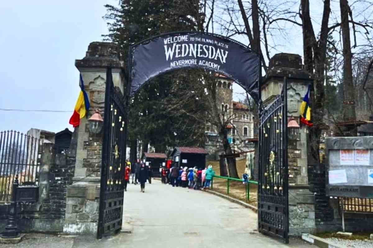 L'entrata della Wednesday Nevermore Academy