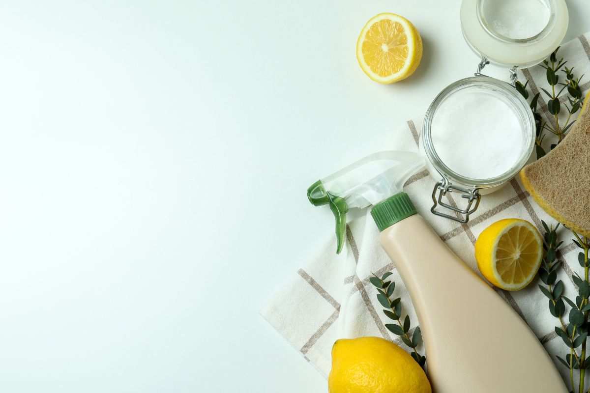 Limoni bicarbonato e prodotti per la pulizia 