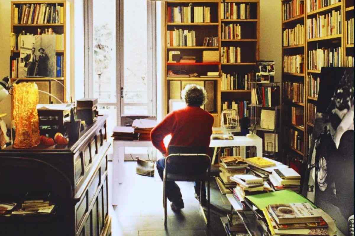 Lo studio privato di Mughini pieno di libri