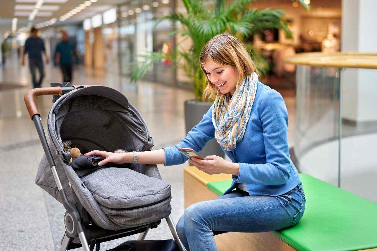 Mamma con il suo bimbo nel passeggino