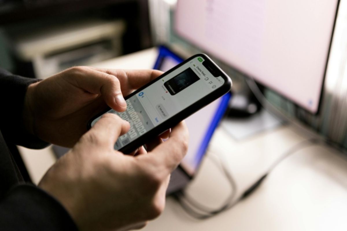 Persona che usa lo smartphone per una chat