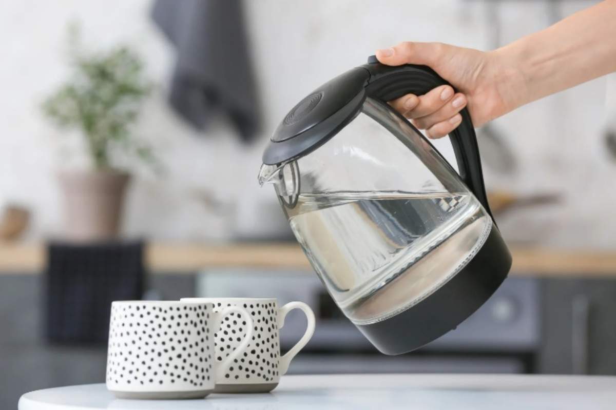 Persona usa il bollitore per il tè