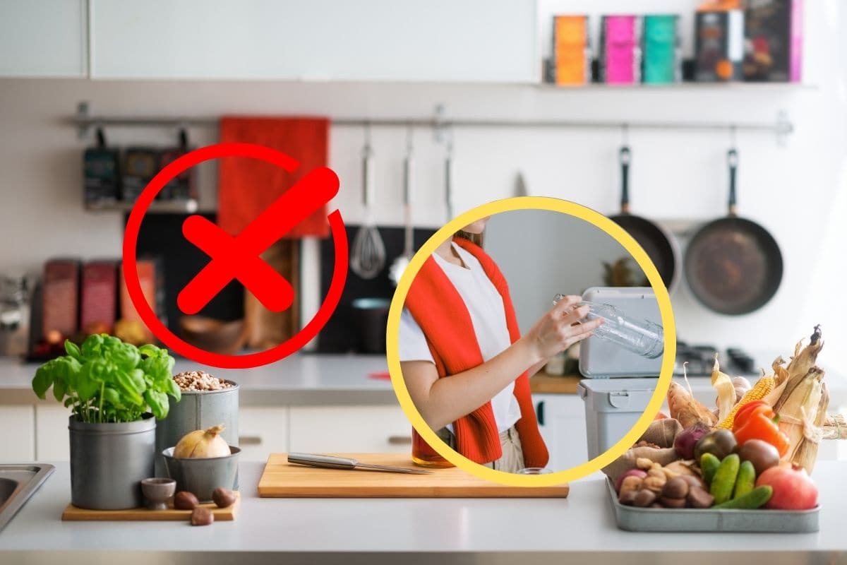 cucina con donna che getta una bottiglietta in vetro nel secchio e una x rossa