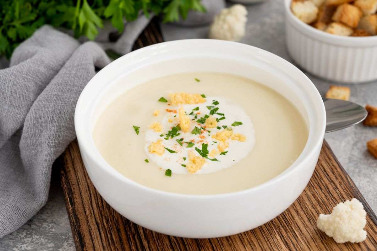 Una zuppa di verdure in ciotola