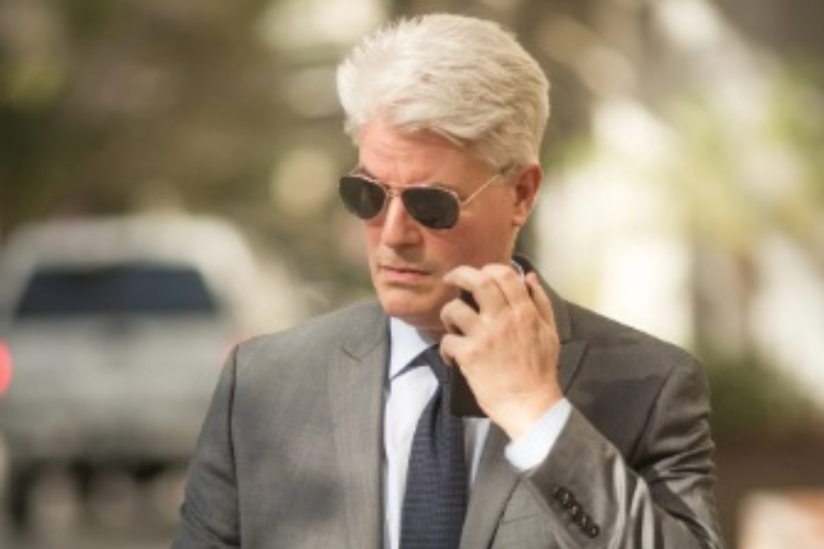 Uomo con occhiali da sole