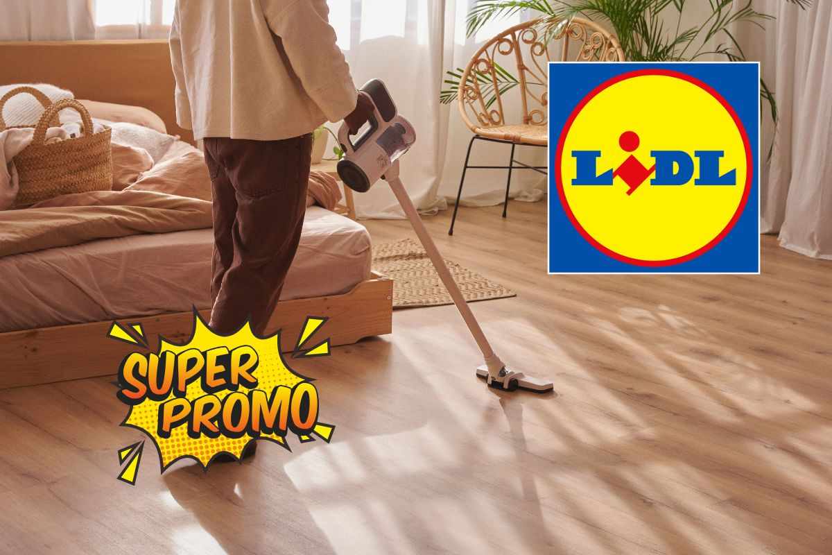 Uomo passa aspirapolvere per casa