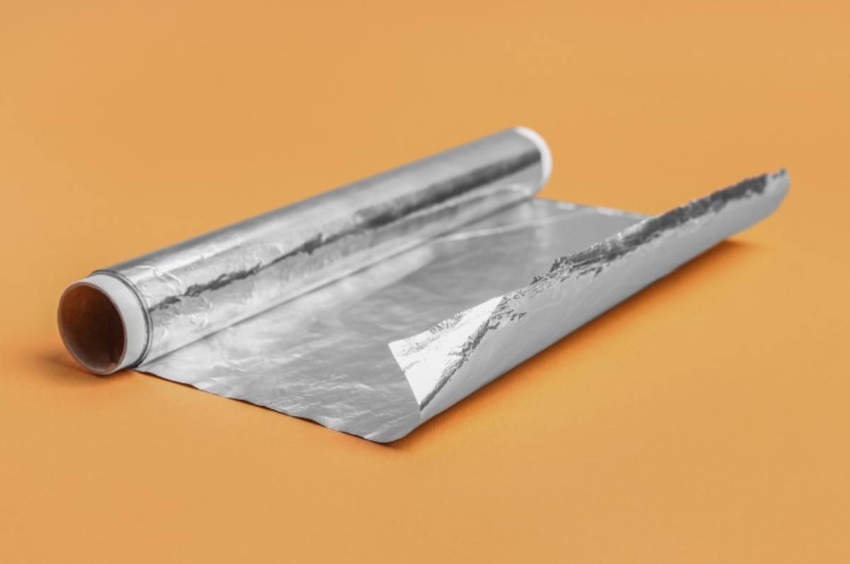 Carta stagnola su sfondo arancione