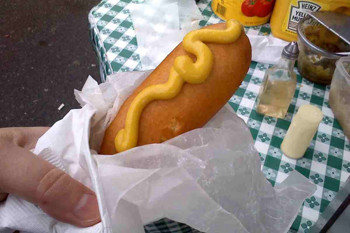 corn dog con mostarda