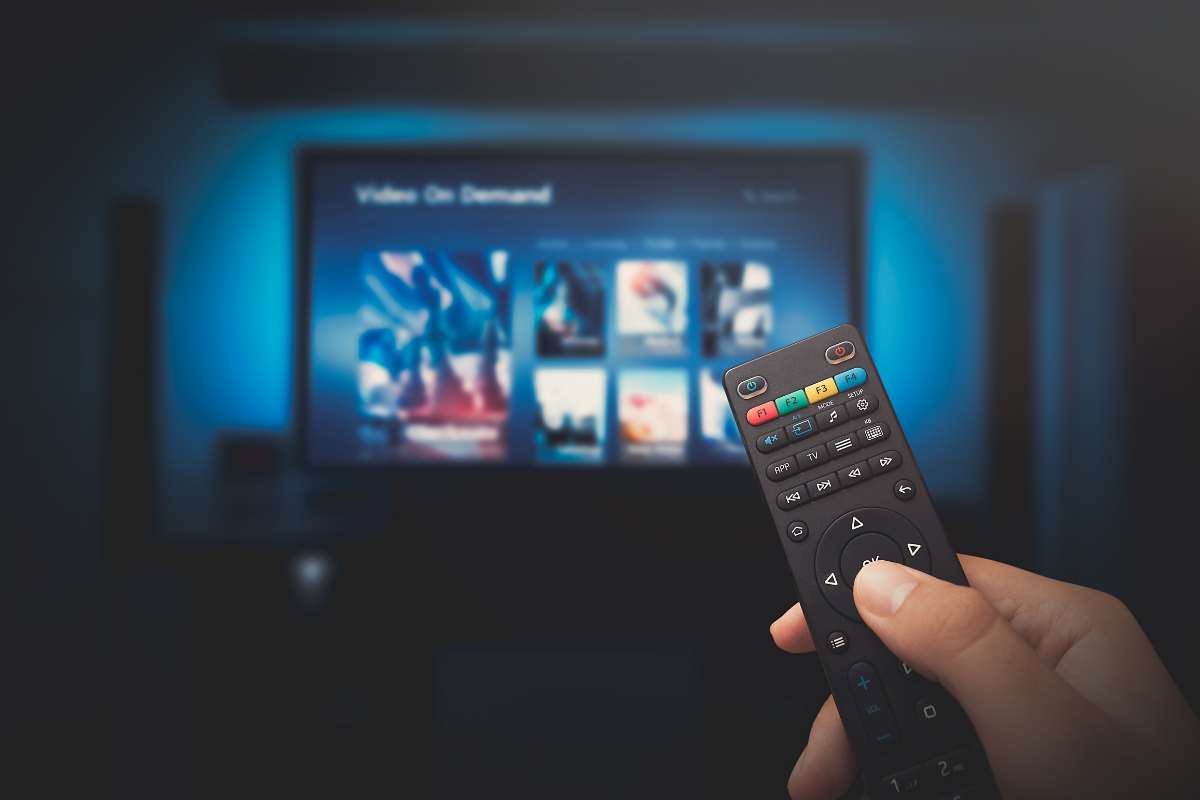 utente guarda piattaforme di streaming on demand