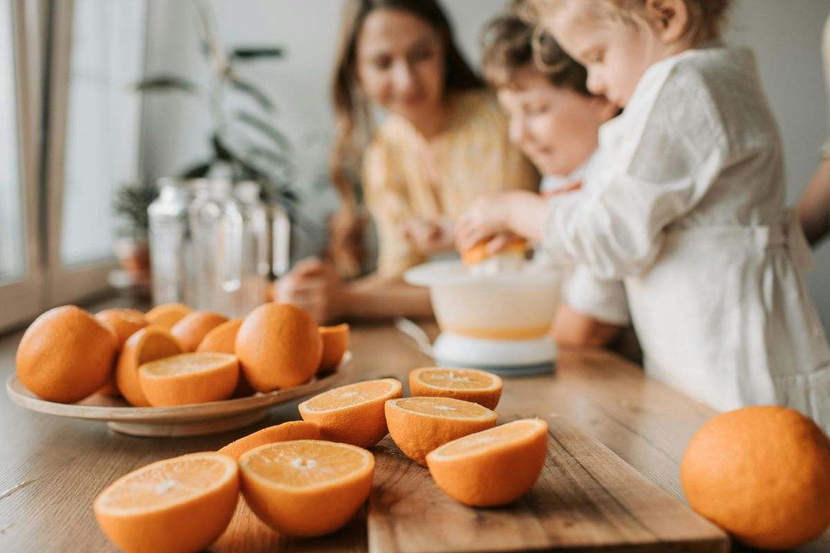Mamma e figli preparano la spremuta