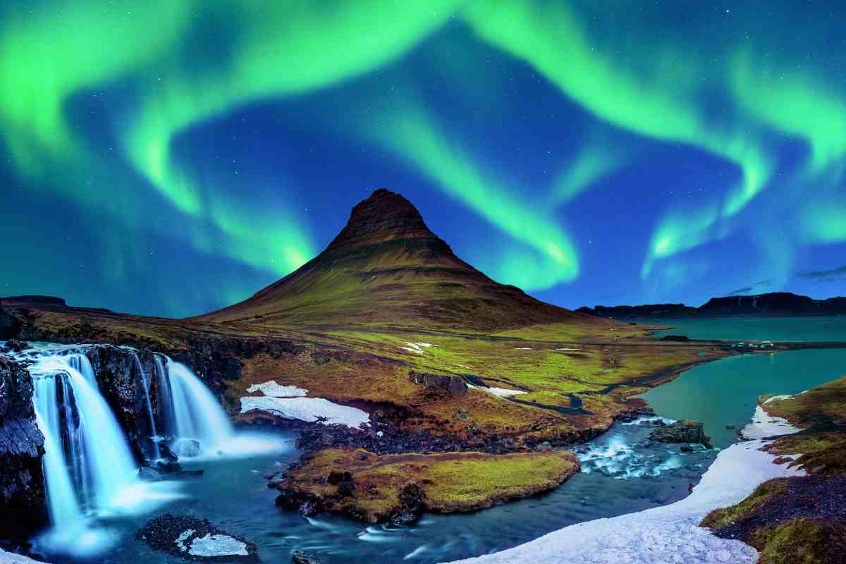 aurora boreale in islanda dietro una montagna