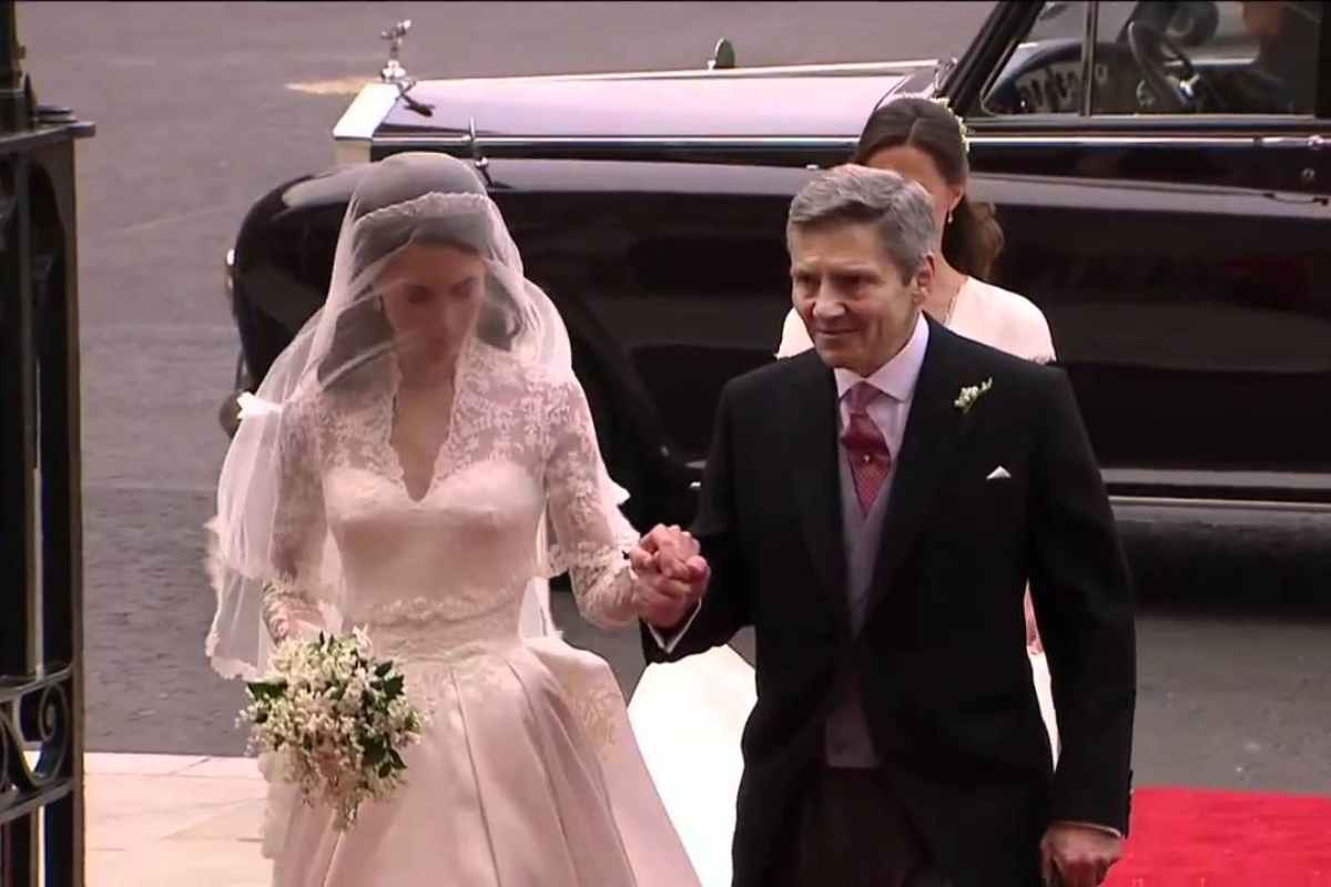 Kate Middleton entra in chiesa accompagnata dal padre