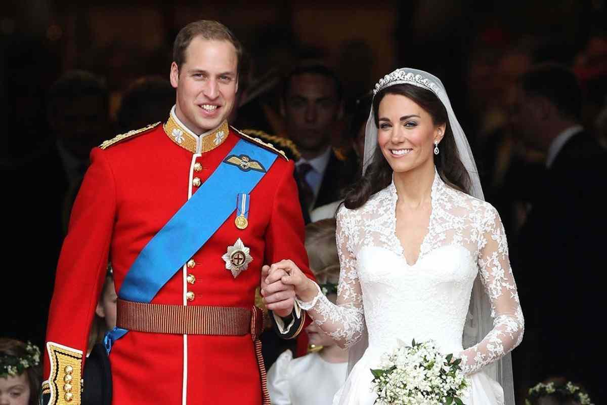 Il principe William e Kate Middleton nel giorno delle nozze mano nella mano
