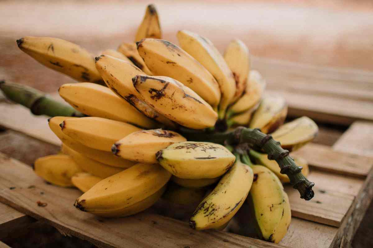 caschi di banane su un tavolo