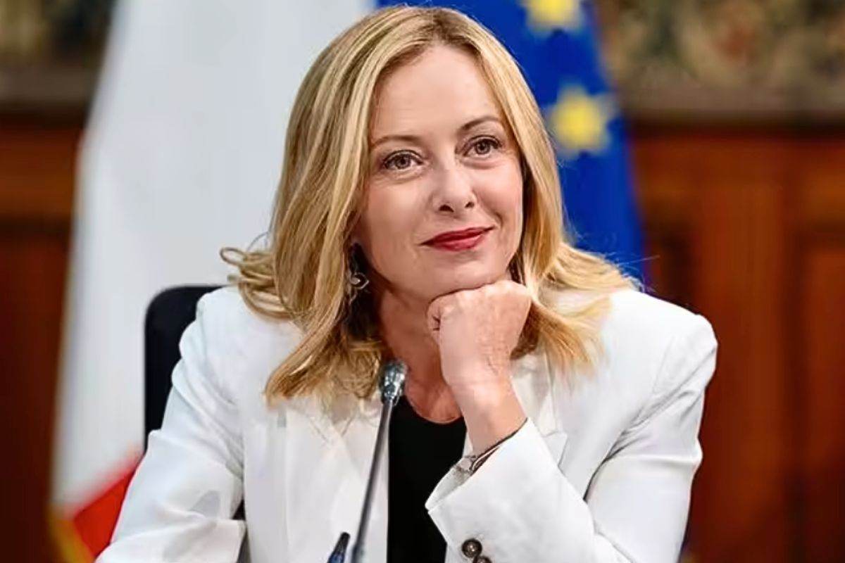 Giorgia Meloni sorride alle telecamere