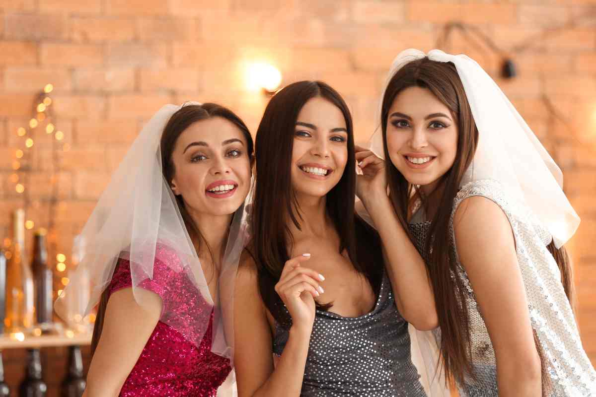 ragazze festeggiano l'addio al nubilato