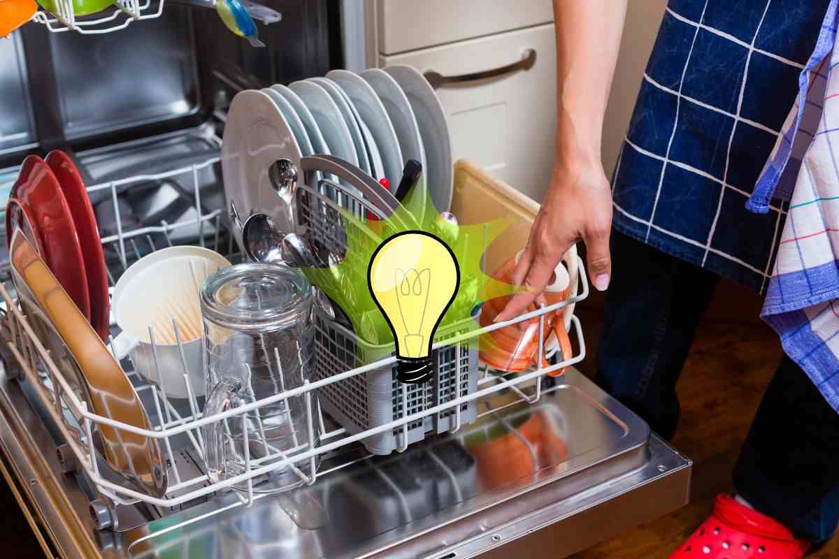 Lavastoviglie aperta con piatti puliti