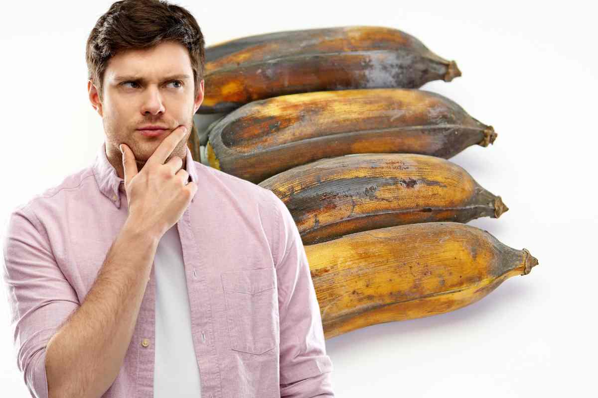 un uomo guarda banane che diventano nere