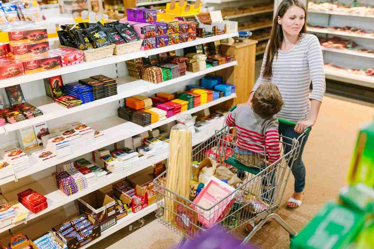 Spesa nel reparto dolci del supermercato