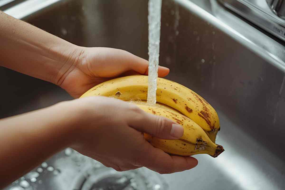 donna lava le banane