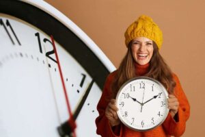 Ragazza sorridente con orologio in braccio