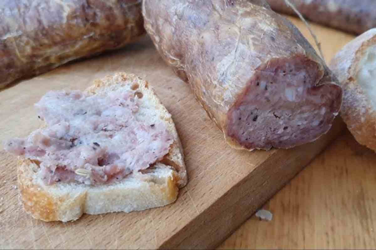 salame morbido affettato su un tavolo