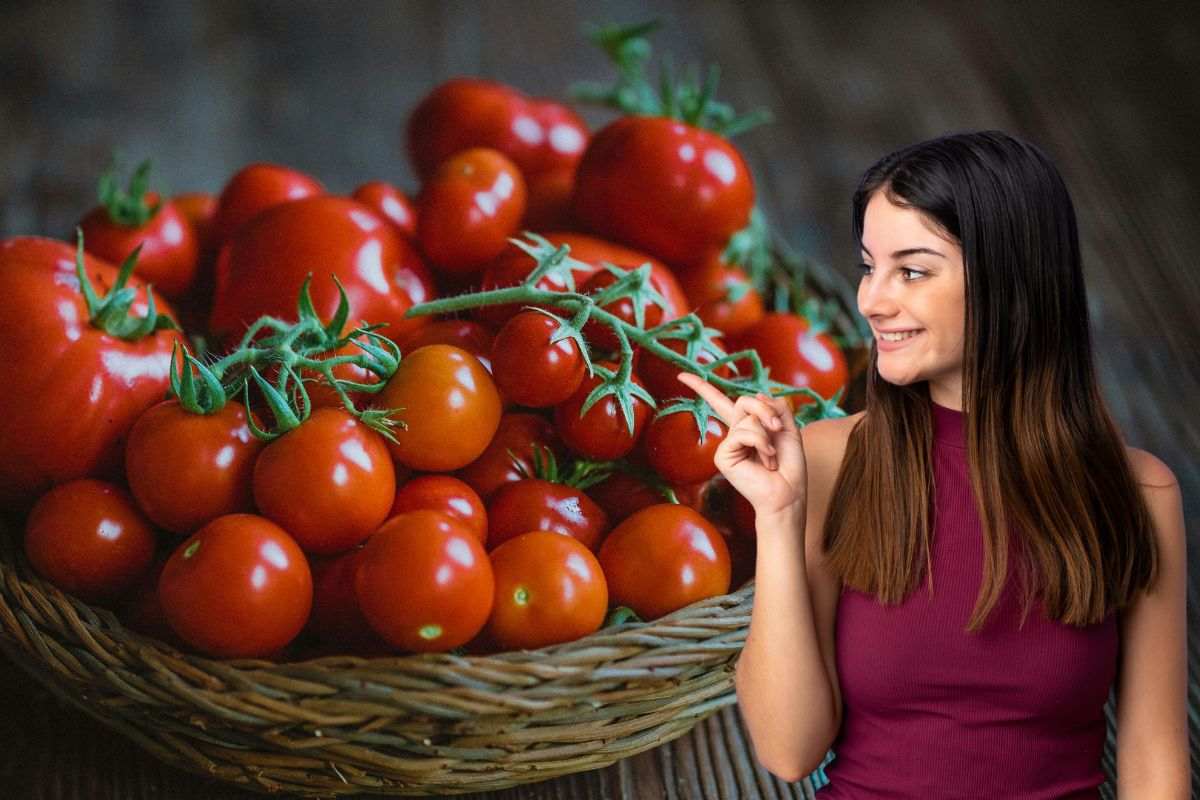 Pomodori conservati dentro una ciotola e ragazza che li guarda