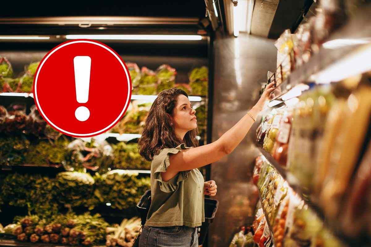 Cliente di un supermercato controlla prodotti