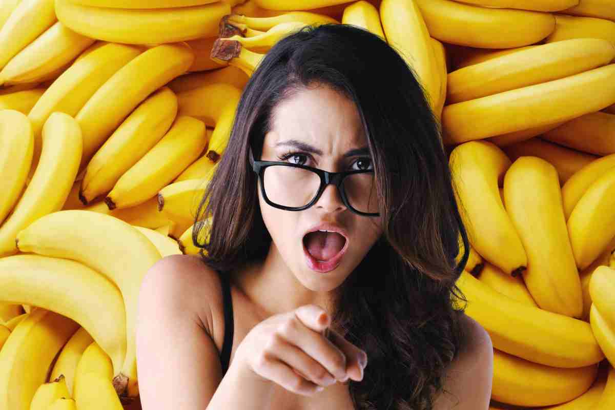 donna indica e alle spalle banane