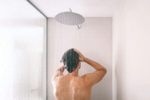 Uomo sotto la doccia