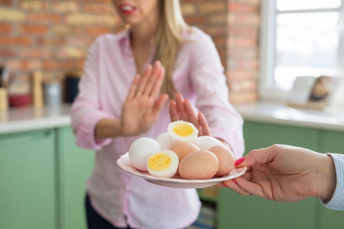 Donna rifiuta di mangiare uova