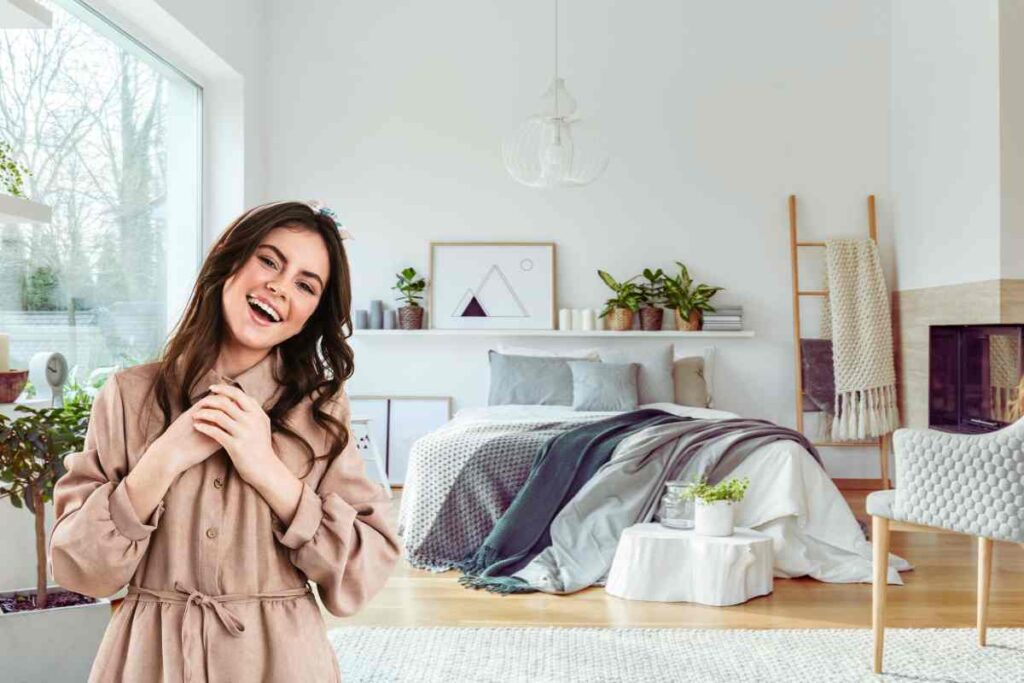 camera da letto donna felice