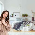 camera da letto donna felice