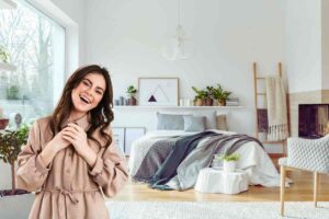 camera da letto donna felice