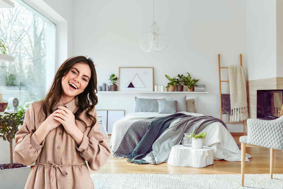 camera da letto donna felice