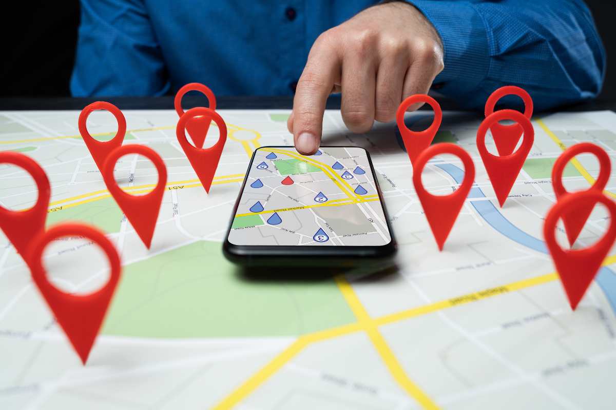 persona che usa google maps, mappa con segnalini rossi