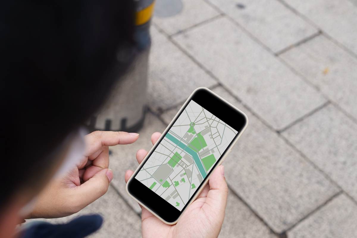 persona guarda mappa su smartphone