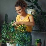 ragazza si prende cura di alcune piante